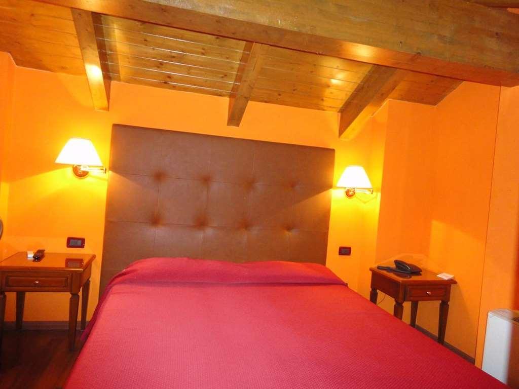 Hotel Vazzana Volpiano Habitación foto